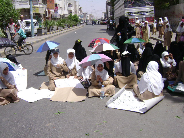 DSC00898 الحديدة : مدرسات وطالبات مدرسة عثمان يقطعن الشارع العام ويمنعن مرور السيارات ويطالبن برحيل مديرة المدرسة (صور)