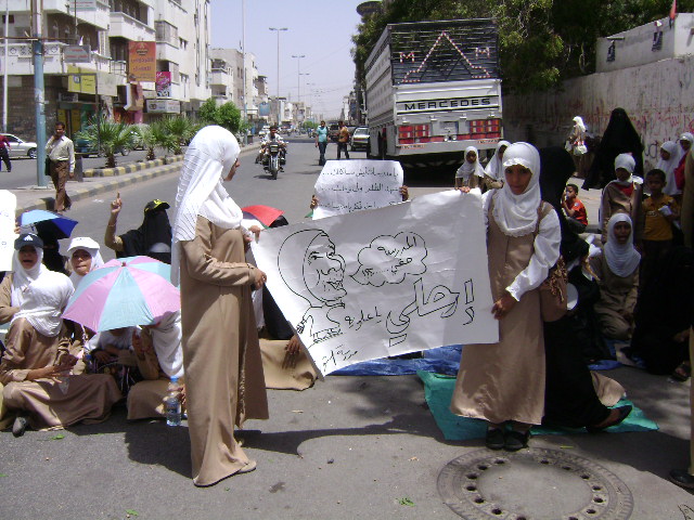 DSC00900 الحديدة : مدرسات وطالبات مدرسة عثمان يقطعن الشارع العام ويمنعن مرور السيارات ويطالبن برحيل مديرة المدرسة (صور)