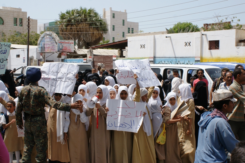 DSC03280 الحديدة : مدرسات وطالبات مدرسة عثمان يقطعن الشارع العام ويمنعن مرور السيارات ويطالبن برحيل مديرة المدرسة (صور)